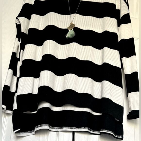 Timeless! Cherish black & white soft & flowy top! - Picture 4 of 13